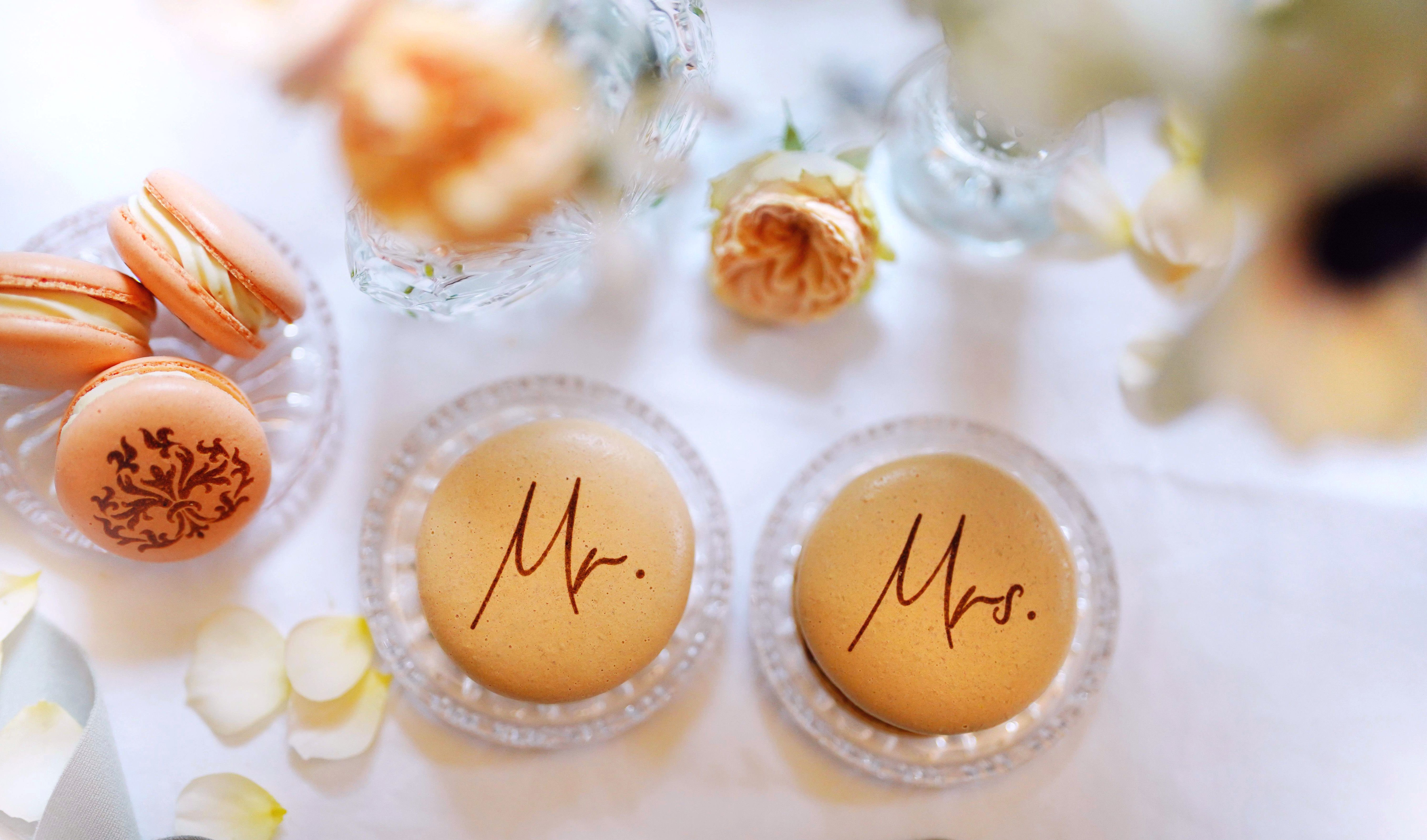 Macarons mit Aufschrift Mr und Mrs