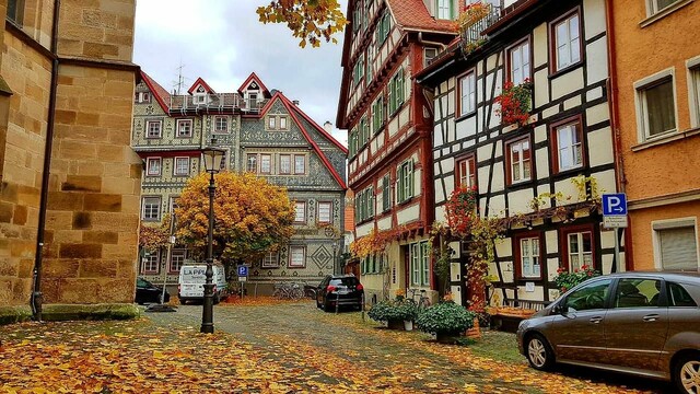 Herbststimmung in der historischen Altstadt rund um die Franziskanerkirche