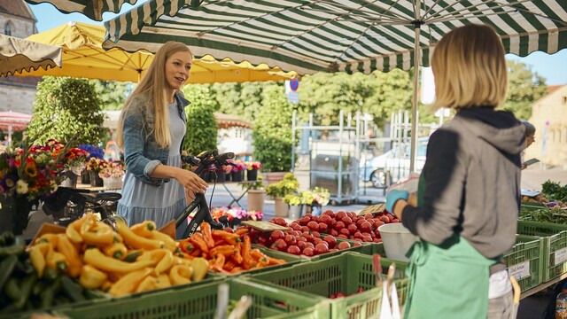 Wunderschöner Wochenmarkt auf dem Marktplatz - besonders im Sommer ein Highlight