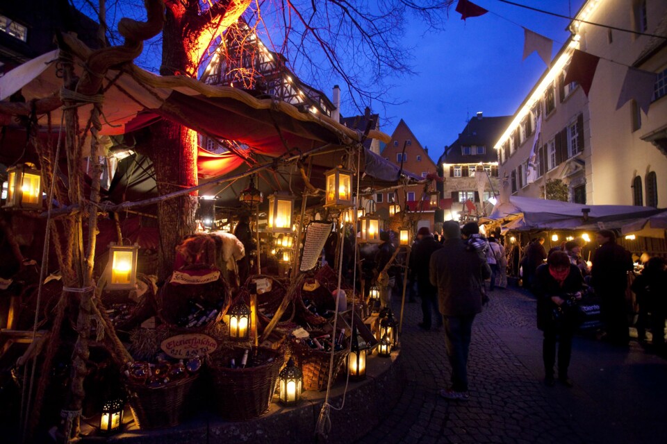 Abendstimmung auf dem Mittelaltermarkt - Gasse mit Ständen und Laternen