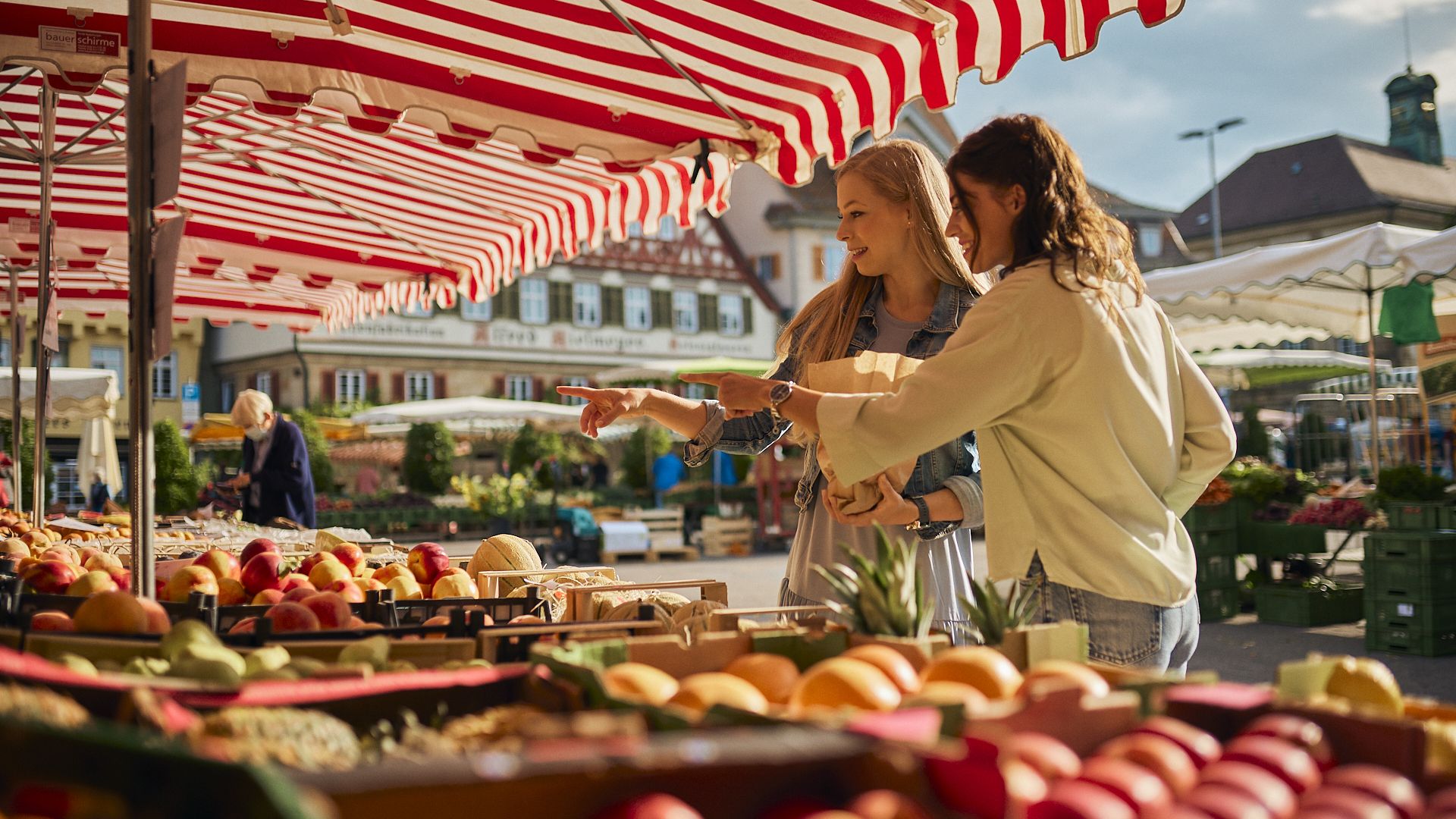 Der Esslinger Wochenmarkt vor historischer Kulisse lädt zum Probieren und Kaufen frischer Früchte ein