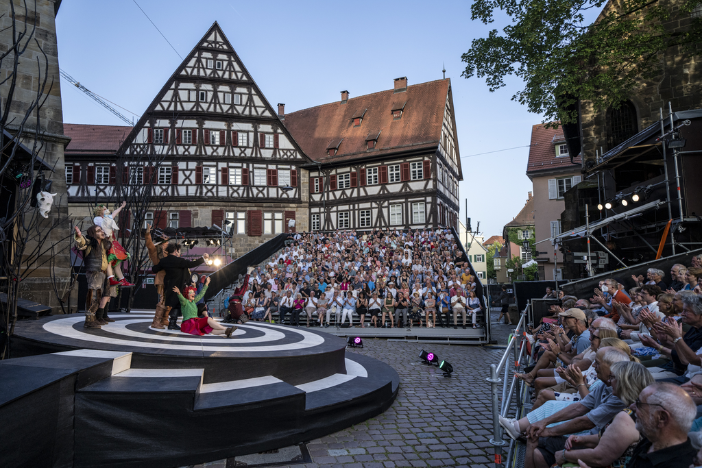 Open-Air-Vorstellung der WLB: Ein lauschiger Theaterabend im Sommer mitten in der Altstadt ist ein besonderes Erlebnis