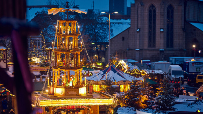 Die große Erzgebirgspyramide auf dem Weihnachtsmarkt ist Treffpunkt für viele Besucher. Hier genießt man Glühwein und wärmt sich auf.