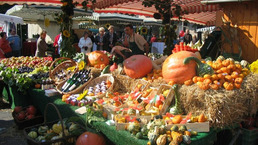 Herbstlich dekorierter Marktstand  