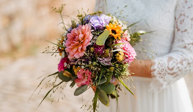 Wunderschöner natürlicher Brautstrauß aus Gartenblumen