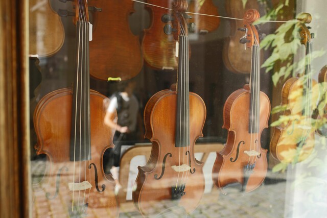 Schaufenster des Geigenbauers in der Webergasse