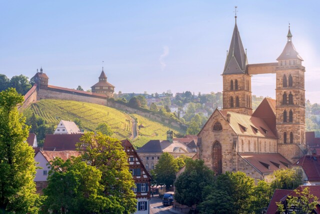 Blick auf die Stadtkirche St. Dionys, im Hintergrund die Esslinger Burg