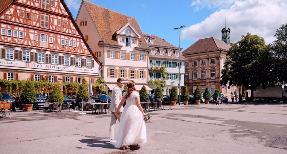 Hochzeitspaar auf dem Esslinger Marktplatz